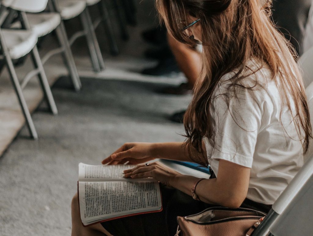 Fille qui étudie la Bible